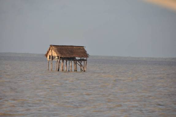 As nossas conhecidas casas de pescador, na viagem de volta da Ilha de Lençóis para Apicum Açu, nas Reentrâncias Maranhenses - MA